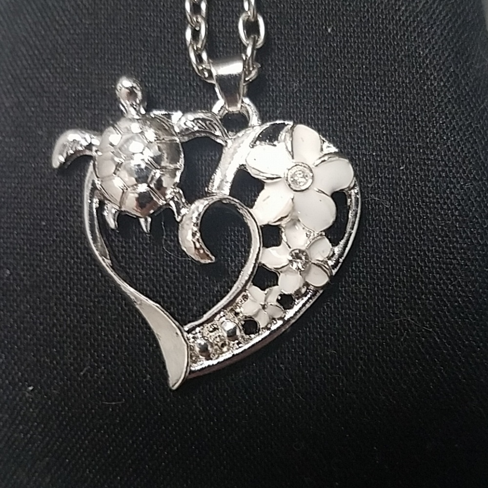 Beautiful turtle necklace NWOT